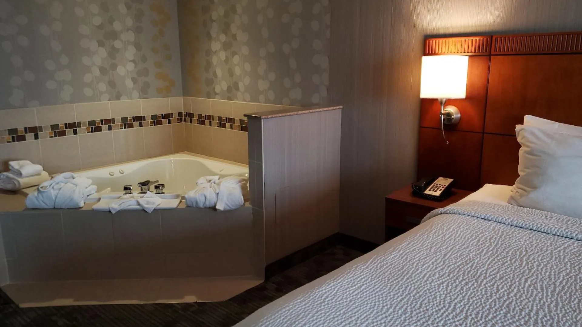 ****  Courtyard By Marriott Hamilton Hotel Canada