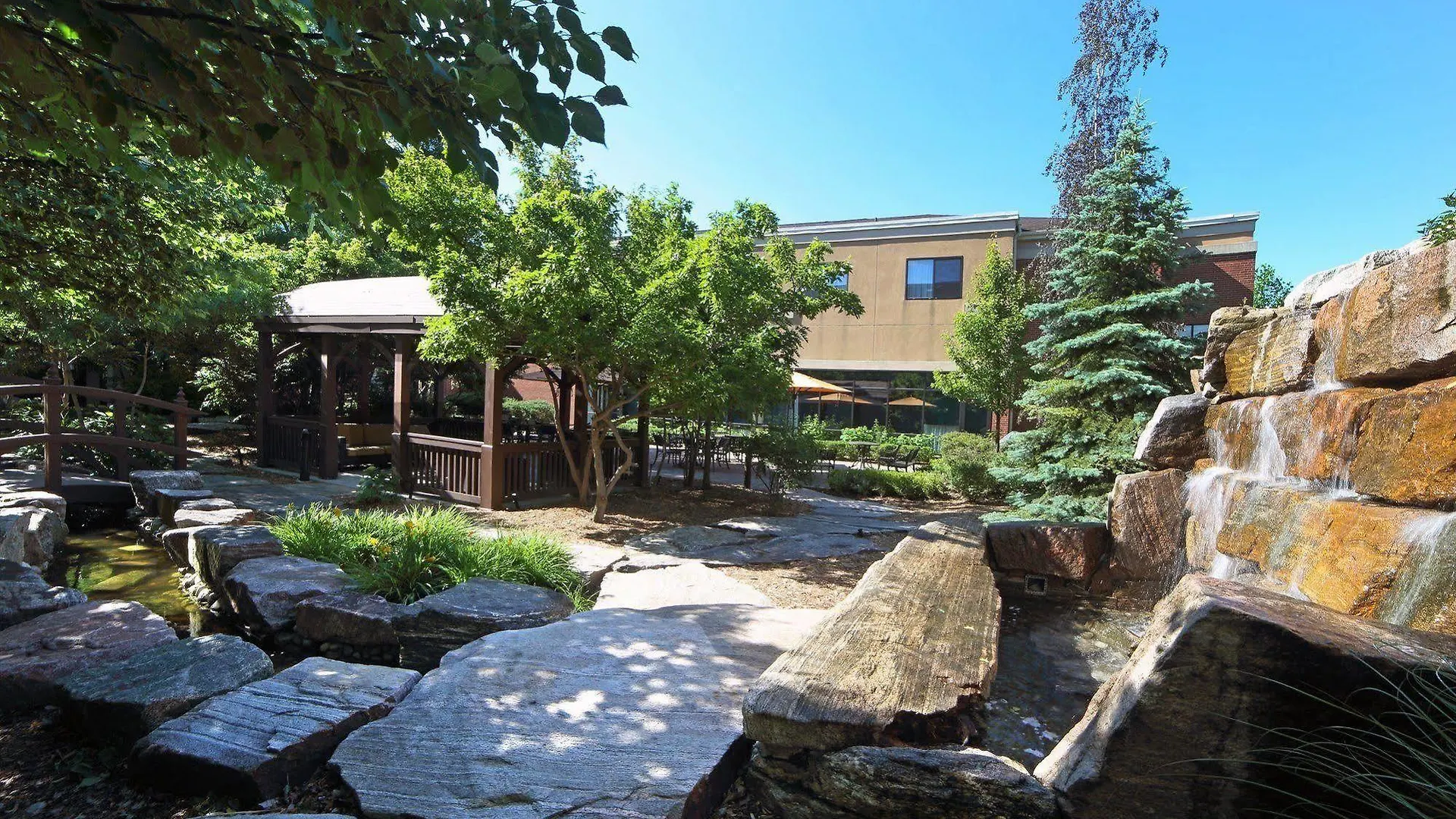 Courtyard By Marriott Hamilton Hotel