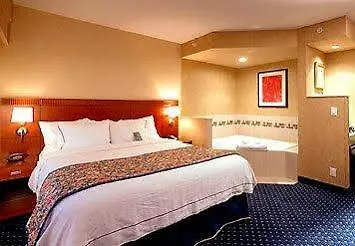 Courtyard By Marriott Hamilton Hotel